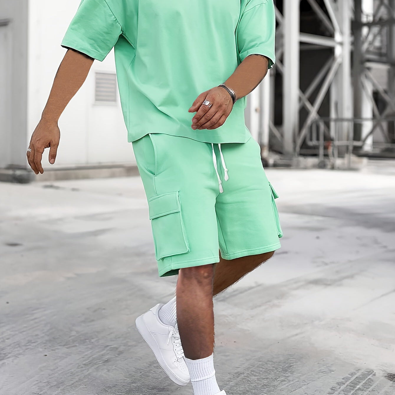 Męski Komplet 2-Częściowy - T-shirt Oversize i Szorty Cargo ze Sznurkiem